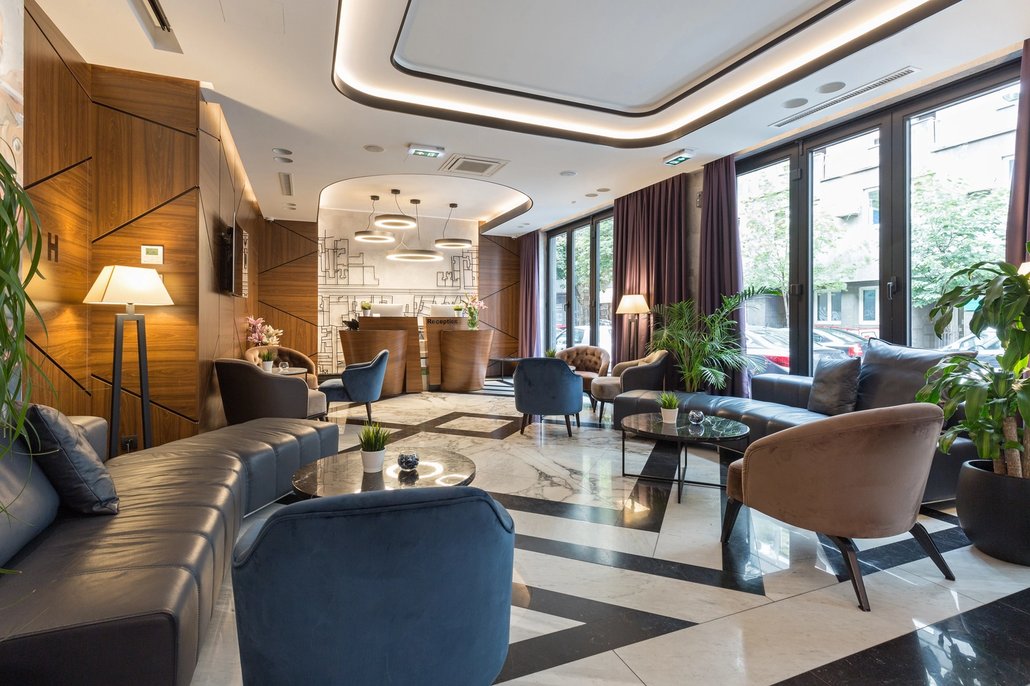 Wonespray UG - Innenansicht der Rezeption eines modernen Luxushotels