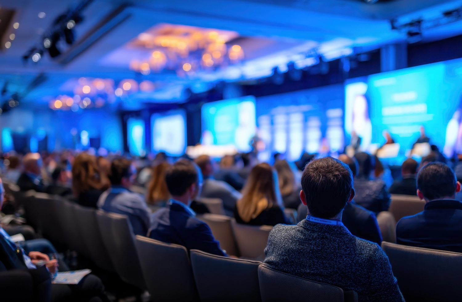 Wonespray UG - Flugzeugfenster mit blauem Himmel und Flügel